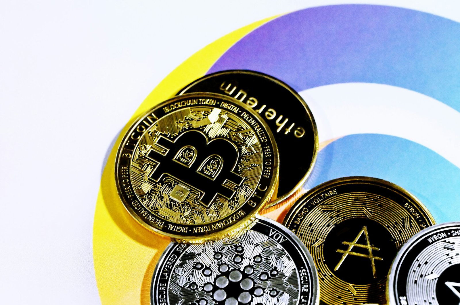 Criptomonedas y Altcoins: Entendiendo la Revolución Financiera Digital